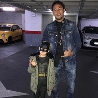 Neymar saat mengantar putranya ke pesta kostum. Tampak David menjelma sebagai Batman cilik. (Foto: Instagram/@neymarjr)
