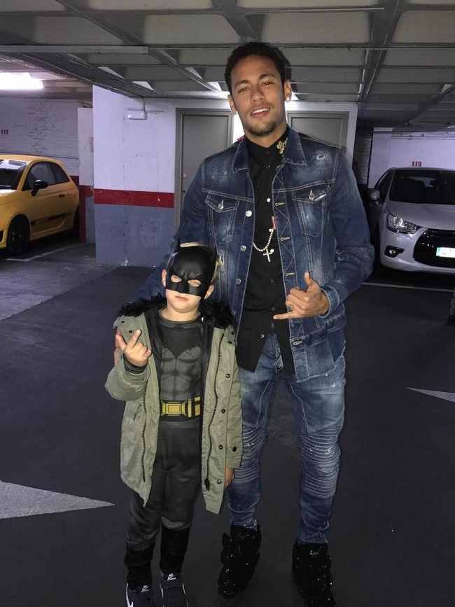 Neymar saat mengantar putranya ke pesta kostum. Tampak David menjelma sebagai Batman cilik. (Foto: Instagram/@neymarjr)