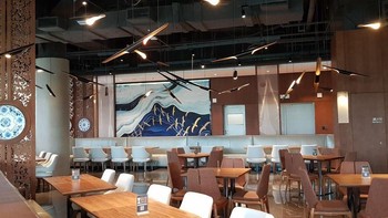  Interior kantin yang dihiasi lukisan dengan tema tradisional. Foto: CNET