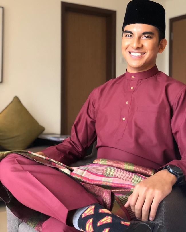 Tak hanya sekali, Syed Saddiq lagi-lagi menolak tawaran beasiswa dari Oxford University tahun ini. Pria kelahiran 6 Desember tersebut mengaku ingin berpartisipasi dalam Dewan Rakyat untuk menyuarakan isu mengenai pendidikan dan masa depan pemuda. Foto: Syed Saddiq (Instagram)