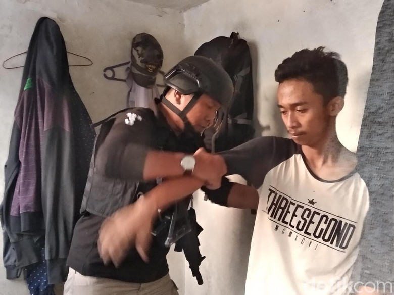 Ditegur Saat Mabuk, Sopir Taksi Online Pukul Pegawai Resto Ditegur Saat Mabuk, Sopir Taksi Online Pukul Pegawai Resto