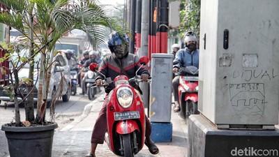 Melihat Tingkah Pengendara Motor Jajah Jalur Pedestrian
