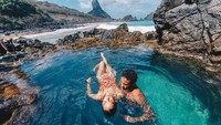 Sebelum ke Piala Dunia 2018, Neymar berjuang untuk pulih dari cedera. Selain pengobatan, dia juga liburan ke pulau cantik Fernando de Noronha bersama kekasihnya, Bruna Marquezine (brumarquezine/Instagram)