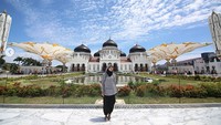 Di sana, wanita muslimah memang diwajibkan mengenakan hijab. Oleh karena itu, Chua menghormati aturan tersebut. Foto: Instagram Chua Kotak