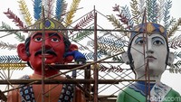 Petugas melakukan perawatan sepasang monumen ondel-ondel raksasa yang terletak di jalan Benyamin Sueb, Jakarta, Selasa (3/7/2018).
