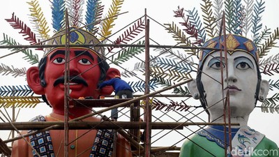 Perawatan Patung Ondel-ondel Jelang Asian Games
