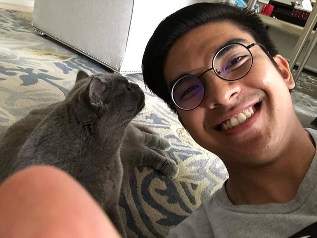 Seperti orang lain, aku membuat kesalahan tapi masa laluku tidak mendefinisikan aku sekarang. Aku bukan seseorang yang penting. Aku pria 23 tahun yang mencintai negaranya. Mengancam dengan (mengungkap) kehidupan pribadiku menunjukkan bagaimana orang-orang sangat bergantung pada kekuasaan. Kalau kamu pikir masalah ini akan menggangguku dan orang-orang dengan masalah sebenarnya, kamu salah. Kami, Malaysia, akan membuktikan kamu salah, tulisnya di Facebook. Foto: Instagram Syed Saddiq