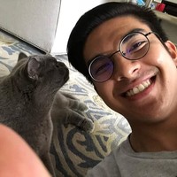 Seperti orang lain, aku membuat kesalahan tapi masa laluku tidak mendefinisikan aku sekarang. Aku bukan seseorang yang penting. Aku pria 23 tahun yang mencintai negaranya. Mengancam dengan (mengungkap) kehidupan pribadiku menunjukkan bagaimana orang-orang sangat bergantung pada kekuasaan. Kalau kamu pikir masalah ini akan menggangguku dan orang-orang dengan masalah sebenarnya, kamu salah. Kami, Malaysia, akan membuktikan kamu salah, tulisnya di Facebook. Foto: Instagram Syed Saddiq