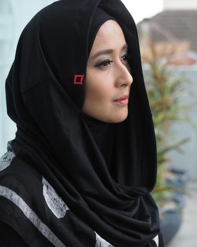 Hijab instan hoodie itu tampak unik karena ada logo berbentuk kotak merah di bagian sampingnya. Rupanya hijab berlogo kotak ini dijual sebagai merchandise Kotak seharga Rp 110.000. Foto: Instagram/MerchKotak