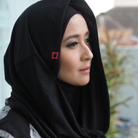 Hijab instan hoodie itu tampak unik karena ada logo berbentuk kotak merah di bagian sampingnya. Rupanya hijab berlogo kotak ini dijual sebagai merchandise Kotak seharga Rp 110.000. Foto: Instagram/MerchKotak