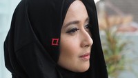 Chua mengenakan hijab ketika ia manggung bersama Kotak di Banda Aceh. Foto: Instagram/ChuaKotak