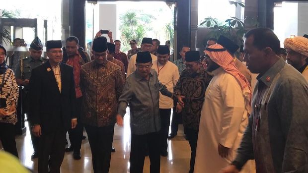  Keduanya kemudian 'dicegat' tradisi palang pintu di lobi hotel.