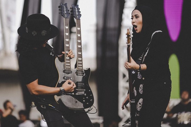 Melalui Instagram-nya, Chua mengucapkan terima kasih kepada netizen atas respons positif yang ia dapatkan. Untuk menghormati peraturan daerah sini jadinya saya manggung dengan memakai hijab.. dan akhirnya menggiring opini-opini positif masyarakat yang melihat foto-foto saya manggung di Aceh. Terimakasih banyak atas komentar bagusnya juga doa baik dari kalian, tulis Chua pada Senin (02/07/2018). Foto: Instagram/ChuaKotak