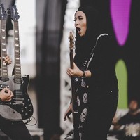 Melalui Instagram-nya, Chua mengucapkan terima kasih kepada netizen atas respons positif yang ia dapatkan. Untuk menghormati peraturan daerah sini jadinya saya manggung dengan memakai hijab.. dan akhirnya menggiring opini-opini positif masyarakat yang melihat foto-foto saya manggung di Aceh. Terimakasih banyak atas komentar bagusnya juga doa baik dari kalian, tulis Chua pada Senin (02/07/2018). Foto: Instagram/ChuaKotak