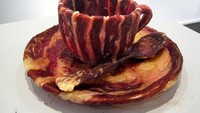 Duh, yang satu ini nggak kalah horor. Pasalnya sendok serta cangkir teh ini terbuat dari daging sapi. Foto: Istimewa  