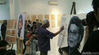 Tidak hanya Peyko, budayawan Romo Sindhunata pun berkolaborsi dalam mengambarkan sosok seniman GM Sudarta. Foto: Usman Hadi