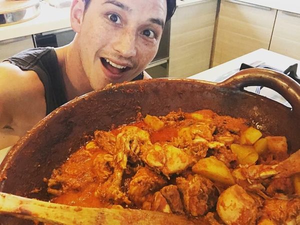 Bikin Baper! Ini Aksi 8 Aktor Tampan yang Jago Masak
