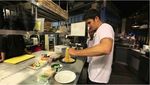 Bikin Baper! Ini Aksi 8 Aktor Tampan yang Jago Masak
