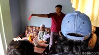 Rekonstruksi melibatkan tiga orang tersangka, yakni Yamini (70), NH (41) dan suami sirinya M. Rekonstruksi berlangsung sekitar 3 jam di rumah tersangka Yamini, Dusun Wonokerto, Desa Ngargoretno, Kecamatan Salaman, Kabupaten Magelang. (Baca Juga: Kasus Dukun Pijat yang Diduga Aborsi Puluhan Janin Direkonstruksi)