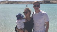 My beautiful family, caption De Bruyne pada foto ini dengan latar pantai yang eksotis (kevindebruyne/Instagram)