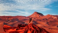 Pemandangan Gurun Rub Al-Khali di Semenanjung Arab Selatan semakin indah dengan model yang mengenakan gaun berwarna senada. Istimewa/Boredpanda.