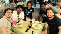 Pesepak bola berkebangsaan Belgia Dries Mertens juga suka lho makan bersama teman-teman. Dihadapannya tersaji sepiring pasta yang nikmat lengkap dengan minuman bersoda. Foto: Instagram @driesmertens