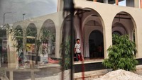 Pasir sisa renovasi juga masih tampak menumpuk di sekitar komplek makam. Lokasi ini diperbarui dan di renovasi saat masa jabatan Gubernur Ahok.