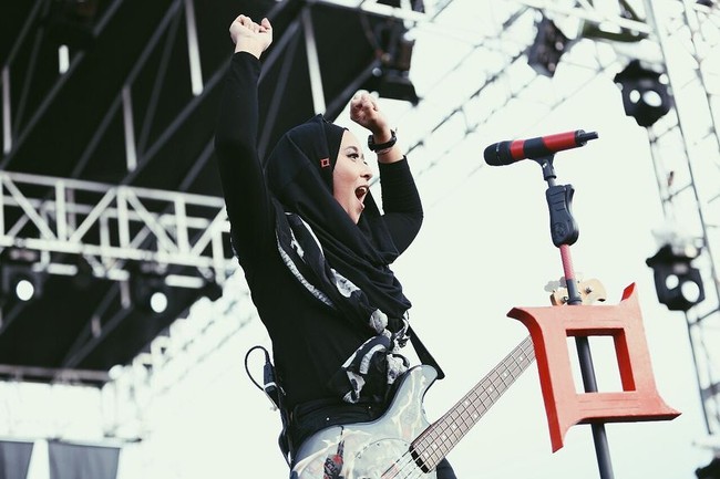 Tak hanya saat manggung, Chua juga memakai hijab saat berjalan-jalan di Aceh. Hal ini terlihat dari foto yang ia unggah di depan masjid agung Banda Aceh. Foto: Instagram/ChuaKotak