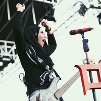 Tak hanya saat manggung, Chua juga memakai hijab saat berjalan-jalan di Aceh. Hal ini terlihat dari foto yang ia unggah di depan masjid agung Banda Aceh. Foto: Instagram/ChuaKotak