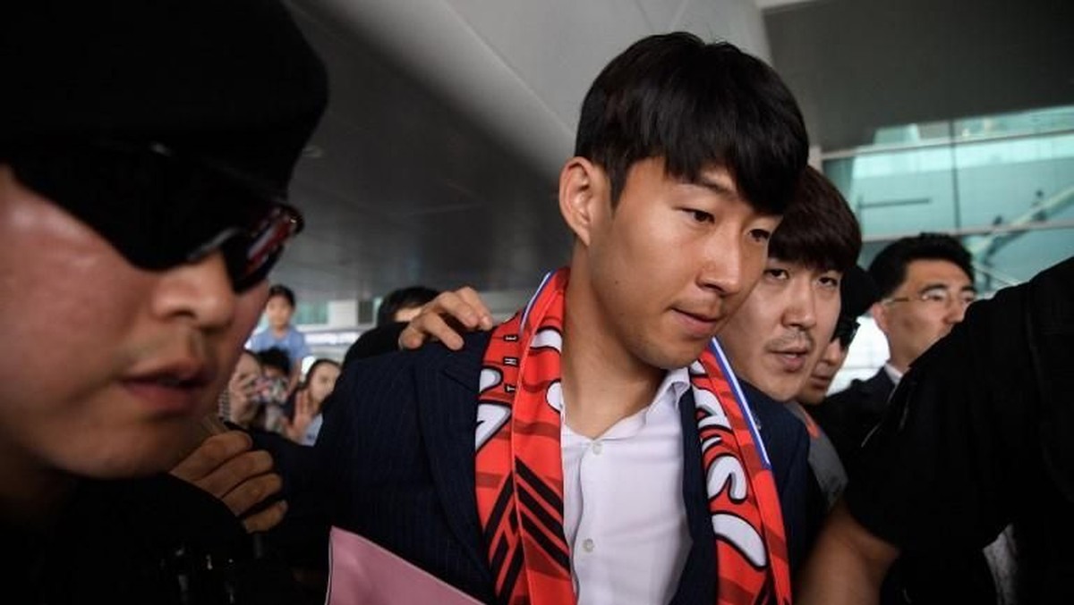 Son Heung-min saat tiba di Bandara Incheon. (Foto: Ed Jones / AFP Photo)