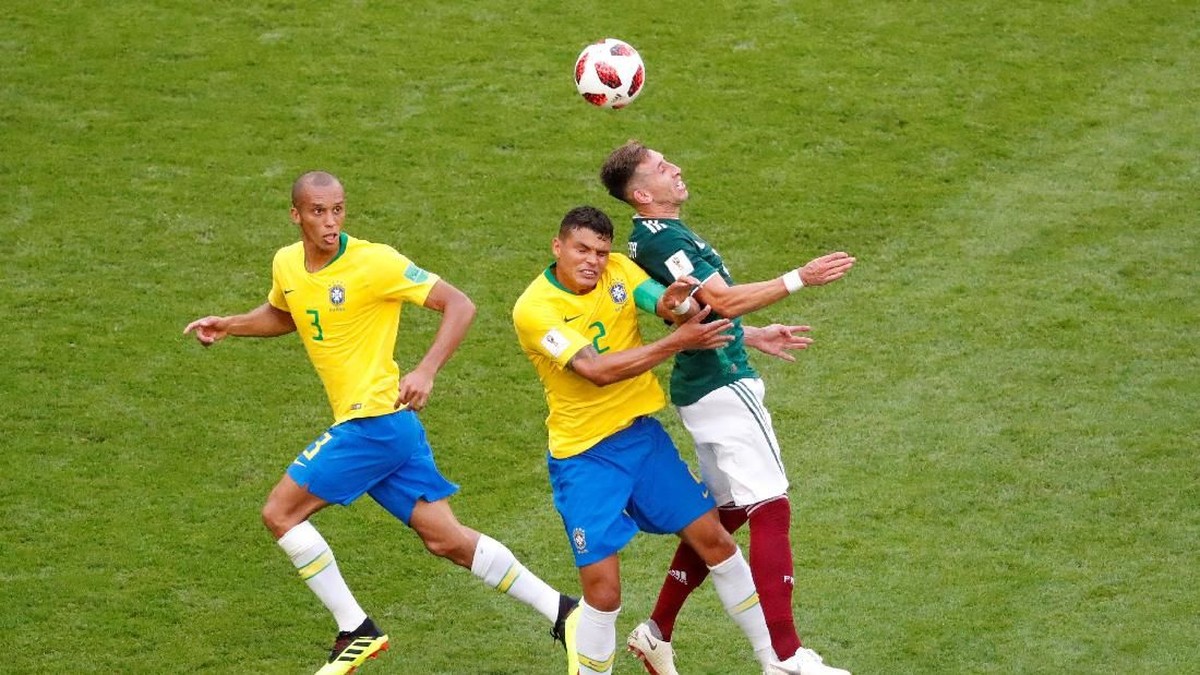 Aksi dua bek Brasil, Thiago Silva dan Miranda, di laga lawan Meksiko (Foto: David Gray/Reuters)
