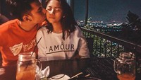 Meskipun sudah memiliki satu anak, akan tetapi Rachel dan Okin tetap mesra lho. Liat aja nih makan malam romantis bersama. Foto: Instagram @rachelvennya