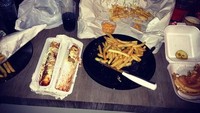 Wah diam-diam ternyata pemain bola asal Begia ini gemar makan fast food. Foto: Instagram @driesmertens