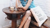 Makin manis saat rambutnya dopotong pendek, ini gaya Erica saat mencicip kopi. Foto: Instagram ericaputrii