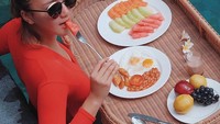 Yummy! Erica tampak sedang asyik menikmati menu sarapannya. Ia sarapan dengan tema floating breakfast yakni makan sambil berenang. Seru banget ya?Foto: Instagram ericaputrii