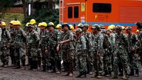 Tim penyelamat disiagakan untuk melakukan evakuasi di kompleks Gua Tham Luang yang berlokasi di Provinsi Chiang Rai, Thailand, Selasa (03/7/2018). Soe Zeya Tun/Reuters.