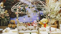 Ini salah satu area makan di kafe ini. Terlihat nyaman dengan sofa panjang yang empuk. Terasa seperti di rumah ya? Foto: instagram @oneposecafe