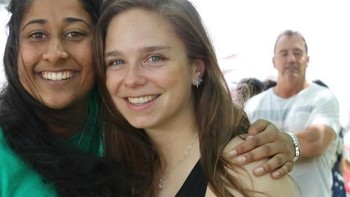 Tangan siapa ini wanita di sebelahnya atau bapaknya yang di belakang ya? (Foto: Brightside)