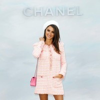 Untuk kali pertama, Penelope Cruz muncul di fashion show Chanel sebagai brand ambassador rumah mode ikonik Prancis tersebut. Aktris berdarah Spanyol itu tampil ala Parisien Chic dalam balutan tweed-dress lengan panjang bersiluet retro dalam nuansa pink. (Foto: Getty Images)