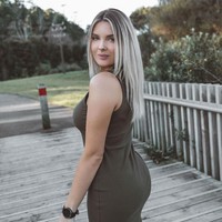 Sarah Harris telah mengubah payudaranya yang sebelumnya cup C menjadi DD melalui bedah kosmetik. Namun, ia lebih banyak merasakan sakit dan ketidaknyamanan dari sebelumnya, hingga menghancurkan hidupnya. Foto: Instagram