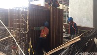Pekerja dipantau sangat sibuk mulai dari pengerjaan pembatas jalan hingga pengecatan.
