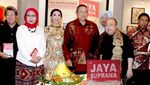 Bersama Keluarga, Ratna Sarumpaet Cicip Makanan Jepang Hingga Kopi