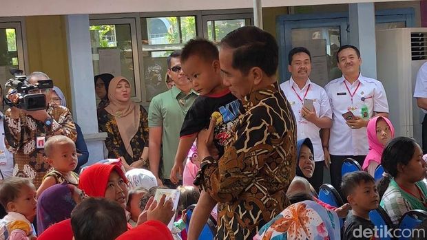Jokowi Gendong Balita, Presiden Bank Dunia Bagi-bagi Buku