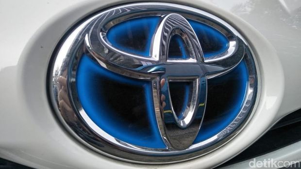Mobil hybrid Toyota biasanya pakai logo berlatar biru. 