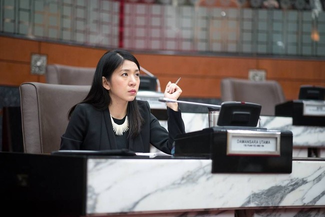 Adalah Yeo Bee Yin yang terpilih menjadi Menteri Tenaga, Teknologi, Sains, Perubahan Iklim dan Alam Sekitar. Sosoknya menarik karena ia adalah wanita termuda yang duduk di kabinet Mahatir. Foto: Instagram @yeobeeyin