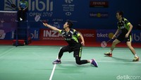 Hendra/Ahsan dikalahkan juniornya lewat tiga gim 21-16, 18-21, dan 21-10.