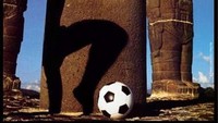 Fotografer Annie Leiboviz yang pernah memotret John Lennon itu memotret Aztec. Ini poster tahun 1986 di Piala Dunia Meksiko. Foto: dok.mailonline