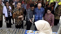 Kim mendapat penjelasan tentang menu makanan.