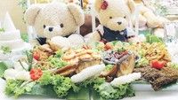 Konsep kafenya boleh lucu tapi ada menu liwetannya juga lho. Makan ramai-ramai bareng teman atau keluarga pasti lebih seru. Foto: instagram @oneposecafe