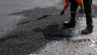 Pada tahap awal, emiten berkode saham TPIA ini akan menggunakan 3 ton sampah kantong plastik untuk melakukan pengaspalan jalan lingkungan perusahaan seluas 6.372 meter persegi. Pool/CAP.